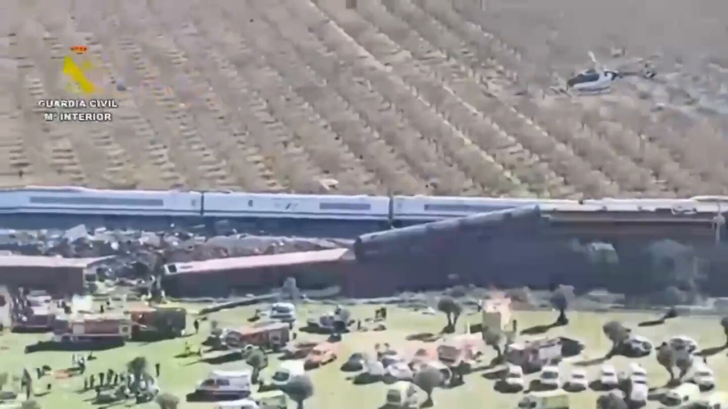 Imágenes de las labores de rescate de la Guardia Civil en el accidente ferroviario