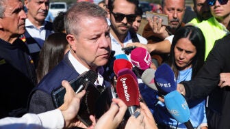 El presidente de Castilla La-Mancha, Emiliano Garc&iacute;a-Page hace declaraciones a los medios en las inmediaciones del accidente de dos trenes de alta velocidad