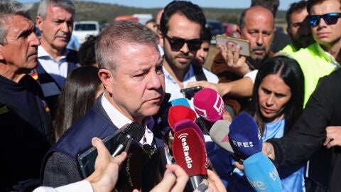 El presidente de Castilla La-Mancha, Emiliano Garc&iacute;a-Page hace declaraciones a los medios en las inmediaciones del accidente de dos trenes de alta velocidad