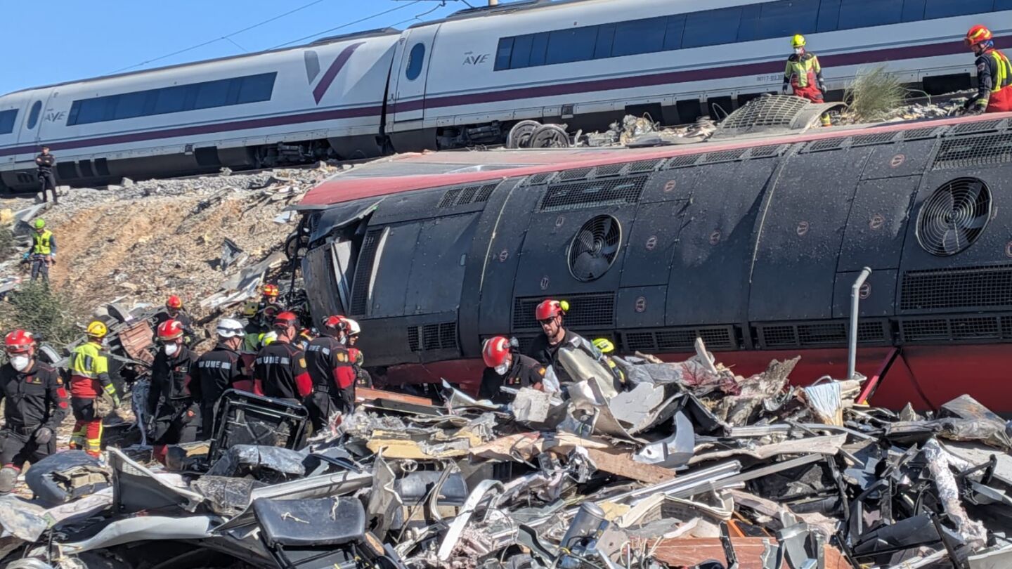 Im&aacute;genes del accidente ferroviario en Toledo facilitadas por la UME