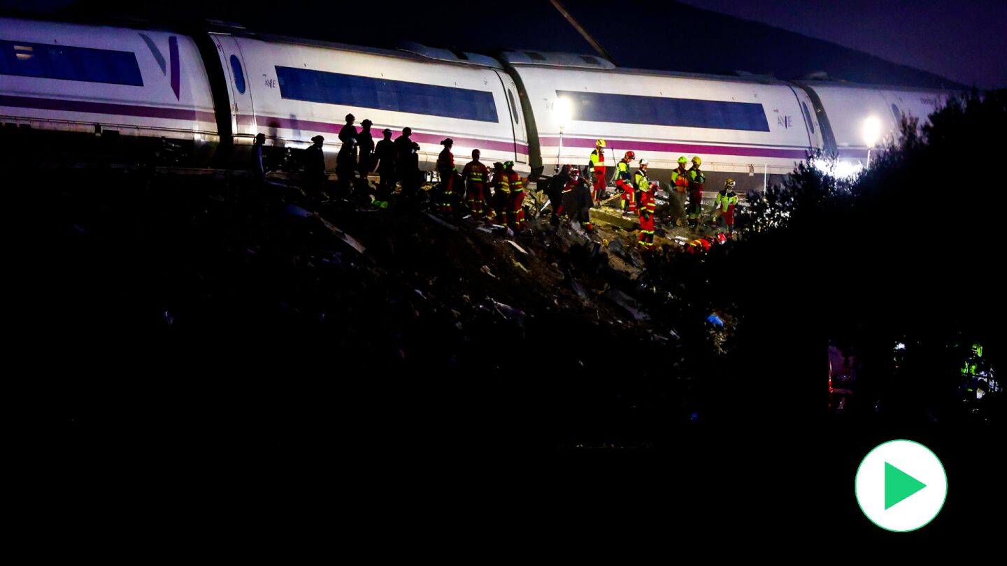 Trabajos en el lugar de la tragedia ferroviaria en Toledo, este mi&eacute;rcoles.
