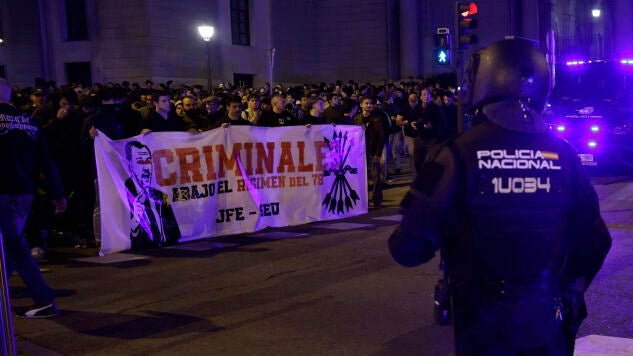 Integrantes de colectivos de ultraderecha participan en una protesta frente al Ministerio de Transportes a ra&iacute;z del accidente ferroviario de Urda, este mi&eacute;rcoles en Madrid.