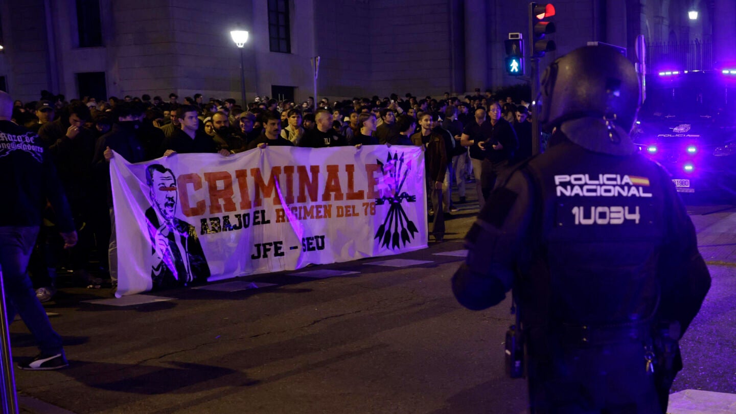 Integrantes de colectivos de ultraderecha participan en una protesta frente al Ministerio de Transportes a ra&iacute;z del accidente ferroviario de Urda, este mi&eacute;rcoles en Madrid.