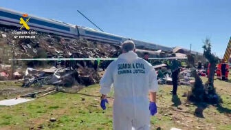  Efectivos de la Guardia Civil trabajan en el lugar en el que dos trenes de alta velocidad, uno de Renfe y otro de Iryo.