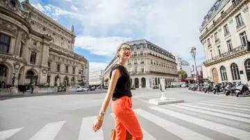 mujer andando por París mujer andando por París