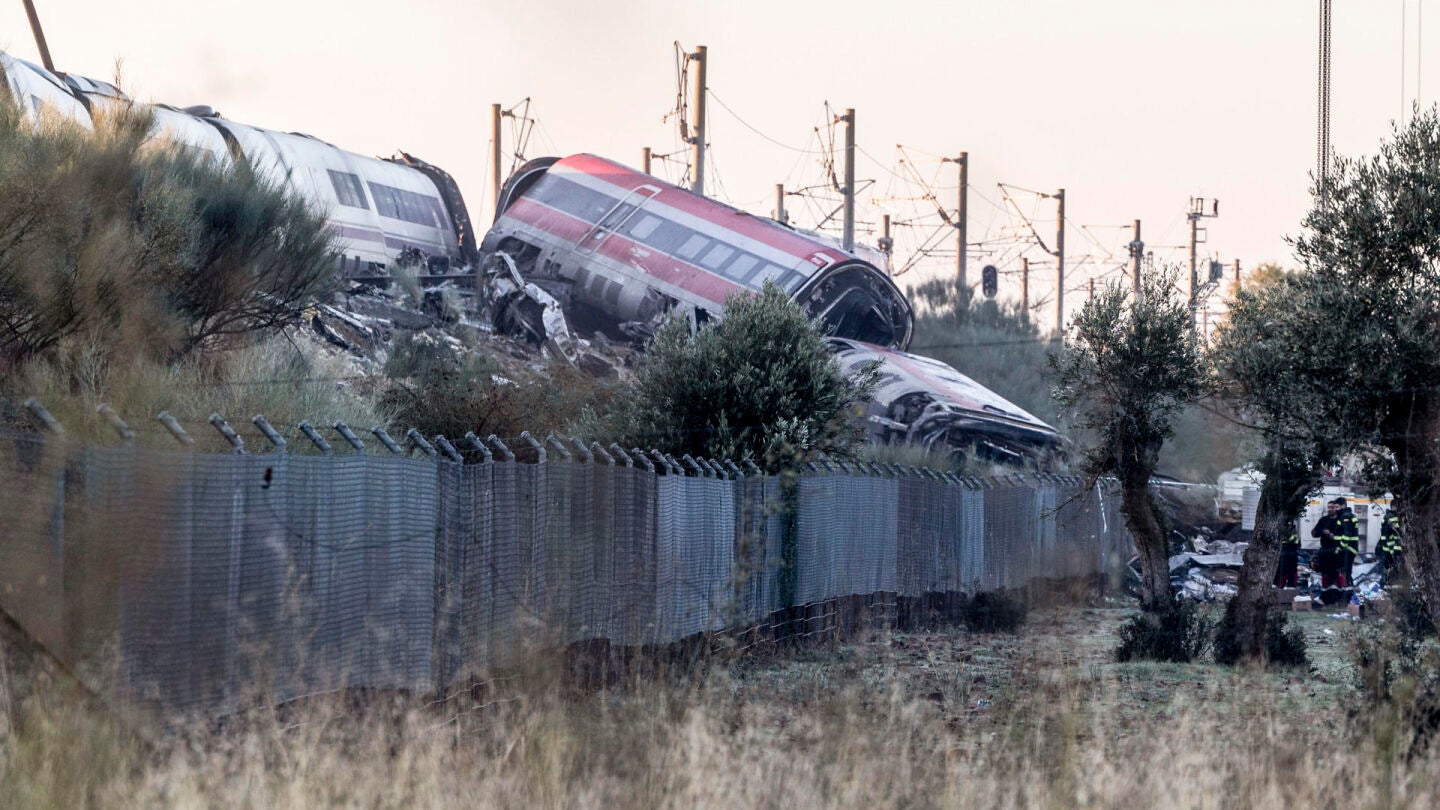 Imagen de archivo. Los servicios de emergencia junto a maquinaria pesada trabajan en el lugar del accidente ferroviario en Toledo.