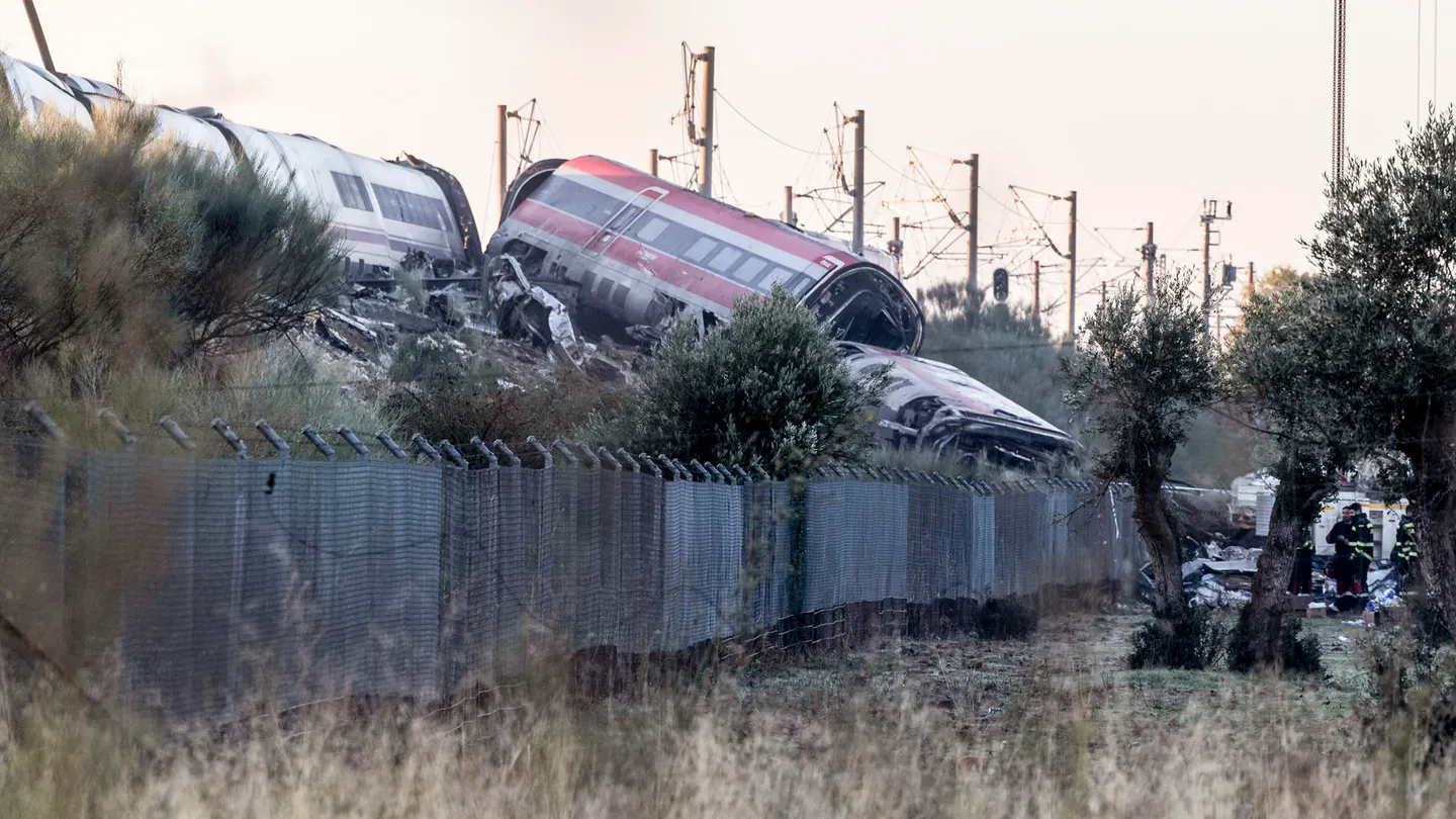 Imagen de archivo. Los servicios de emergencia junto a maquinaria pesada trabajan en el lugar del accidente ferroviario en Toledo. Imagen de archivo. Los servicios de emergencia junto a maquinaria pesada trabajan en el lugar del accidente ferroviario en Toledo.