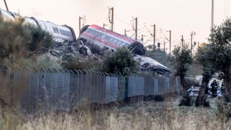 Imagen de archivo. Los servicios de emergencia junto a maquinaria pesada trabajan en el lugar del accidente ferroviario en Toledo.