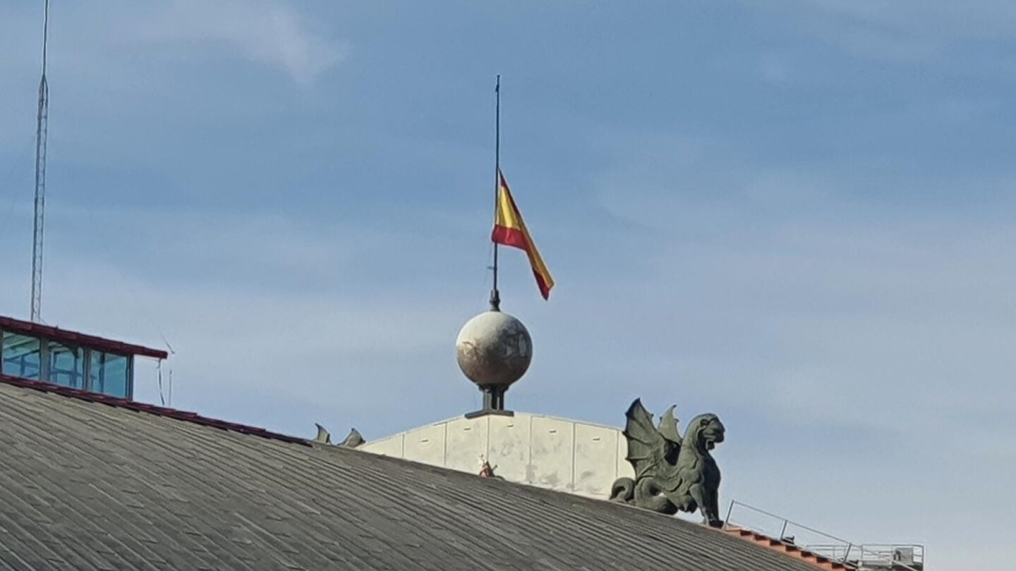 Bandera a media asta en la estación de Atocha