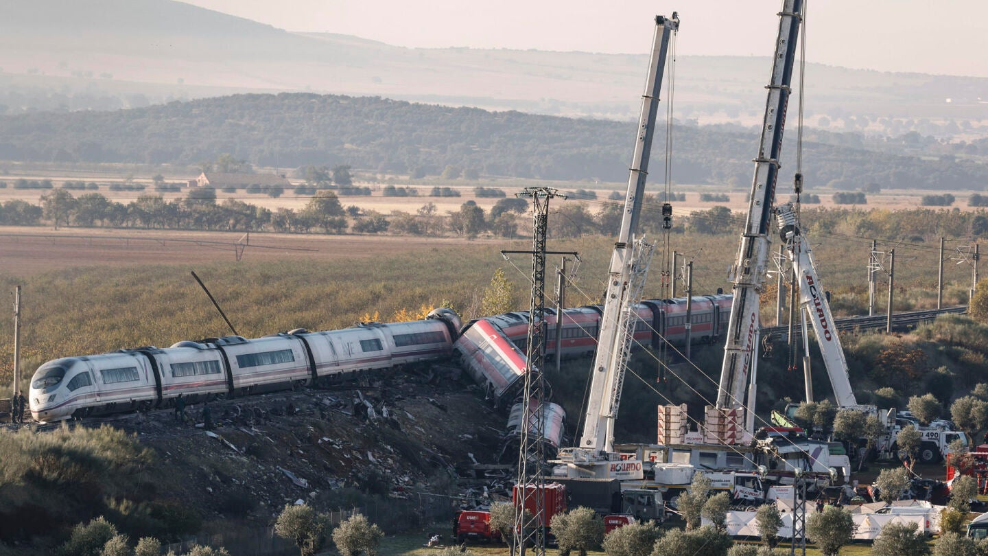 Trabajos en el lugar del accidente ferroviario de Urda (Toledo)