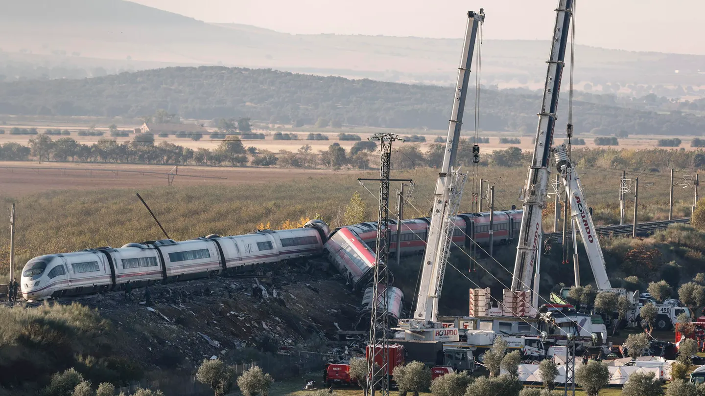 Trabajos en el lugar del accidente ferroviario de Urda (Toledo) Trabajos en el lugar del accidente ferroviario de Urda (Toledo)