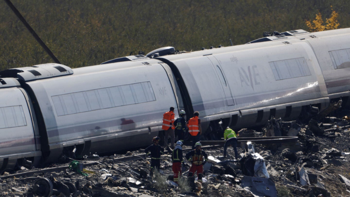 Personal de rescate trabaja en el lugar de la colisi&oacute;n de dos trenes de alta velocidad entre las localidades de Mora y Orgaz, cerca de Toledo, Espa&ntilde;a