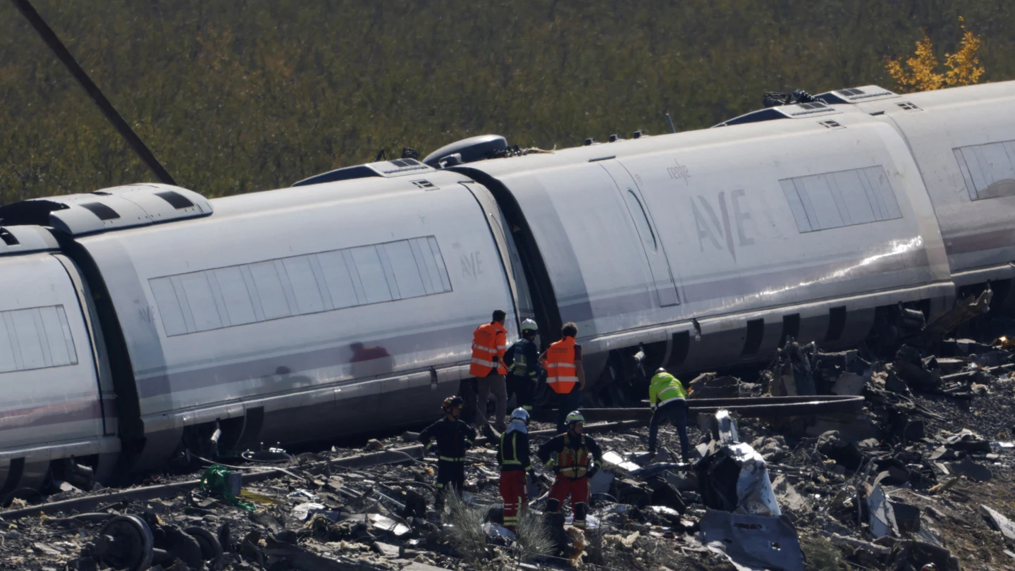 Personal de rescate trabaja en el lugar de la colisión de dos trenes de alta velocidad entre las localidades de Mora y Orgaz, cerca de Toledo, España Personal de rescate trabaja en el lugar de la colisión de dos trenes de alta velocidad entre las localidades de Mora y Orgaz, cerca de Toledo, España