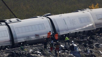 Personal de rescate trabaja en el lugar de la colisi&oacute;n de dos trenes de alta velocidad entre las localidades de Mora y Orgaz, cerca de Toledo, Espa&ntilde;a