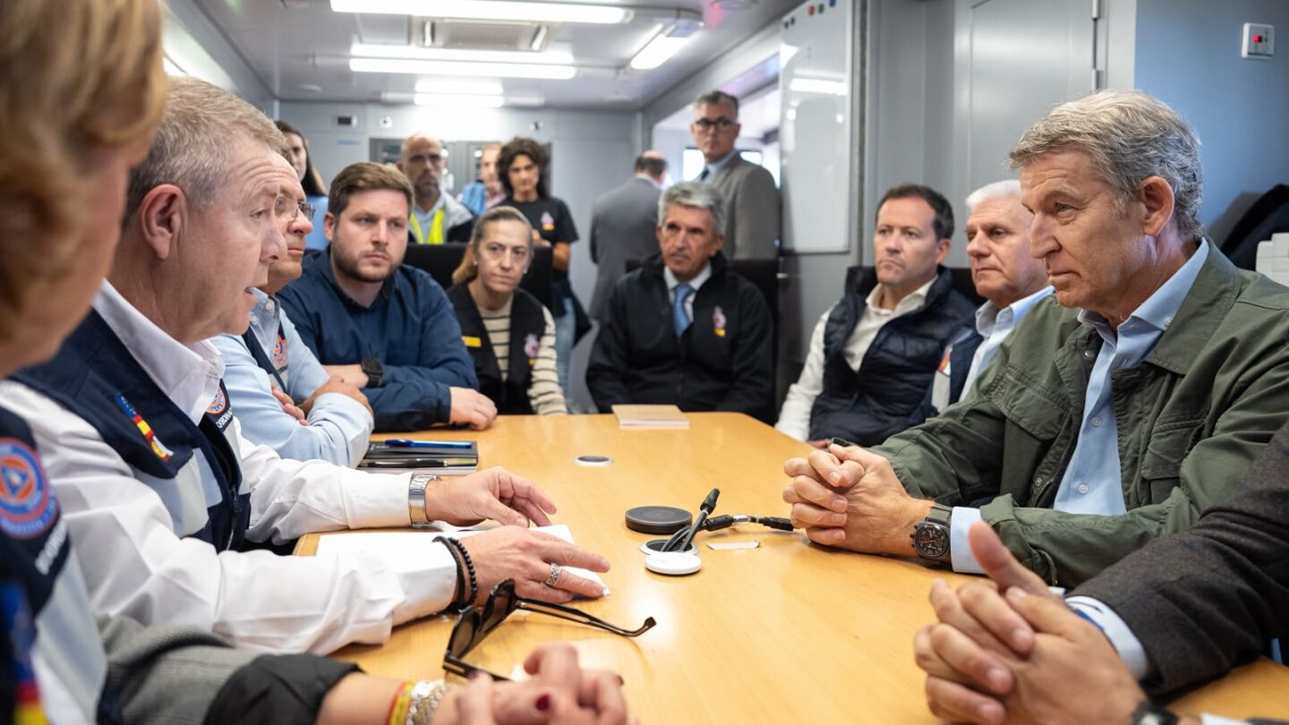 Feijóo visita el puesto de mando tras el accidente ferroviario