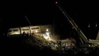 Personal de rescate trabaja en el lugar de la colisi&oacute;n de dos trenes de alta velocidad entre las localidades de Mora y Orgaz, cerca de Toledo