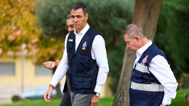 El presidente del Gobierno, Pedro S&aacute;nchez (c) y el presidente de Castilla-La Mancha, Emiliano Garc&iacute;a-Page (d), tras la reuni&oacute;n del Centro de Coordinaci&oacute;n Operativa Integrado (CECOPI) en Toledo