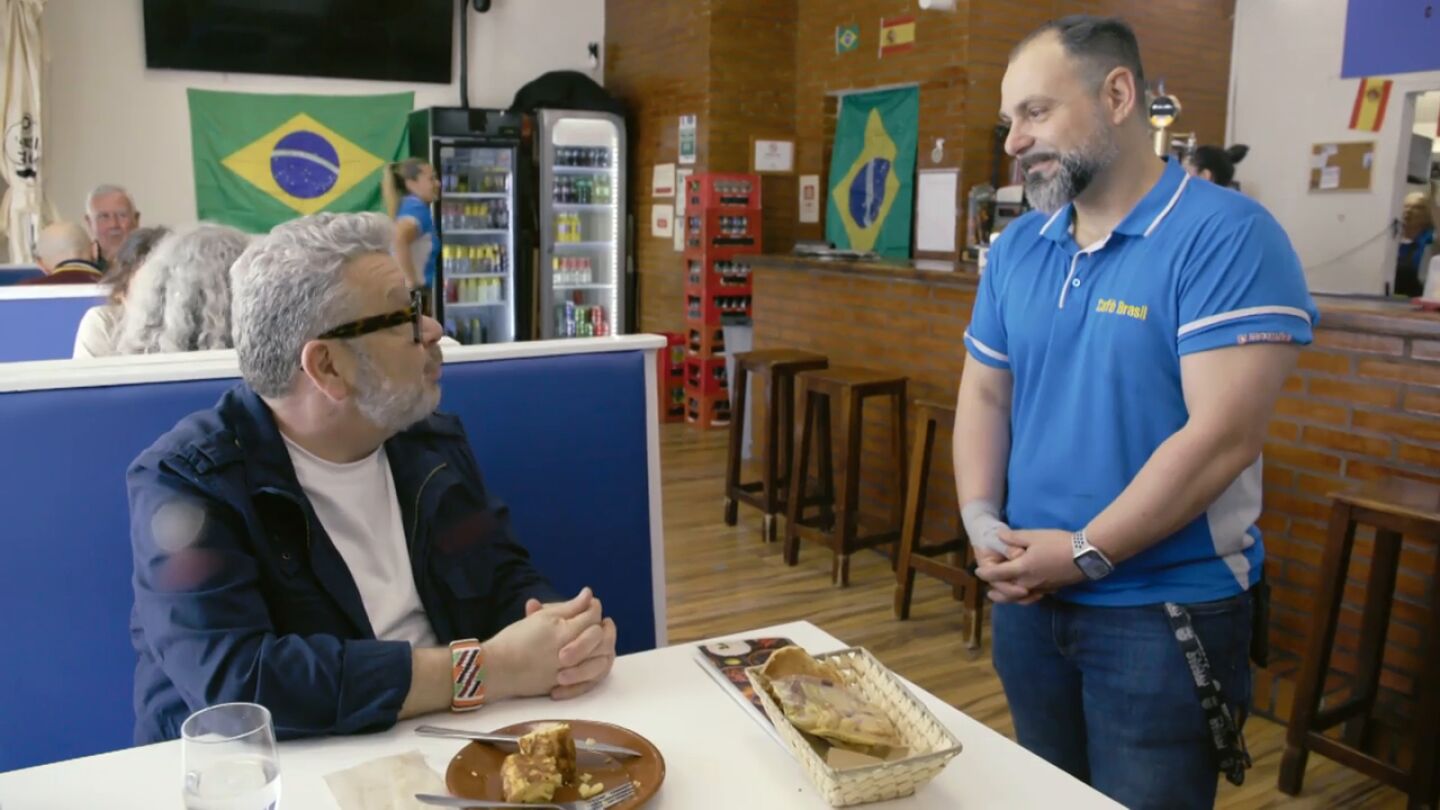 "El local no te invita a quedarte, comes y tampoco te invita a volver": Alberto Chicote cata el men&uacute; del Caf&eacute; Brasil
