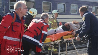 Los servicios de emergencias atienden a los heridos tras el ataque ruso contra la estaci&oacute;n de tren.