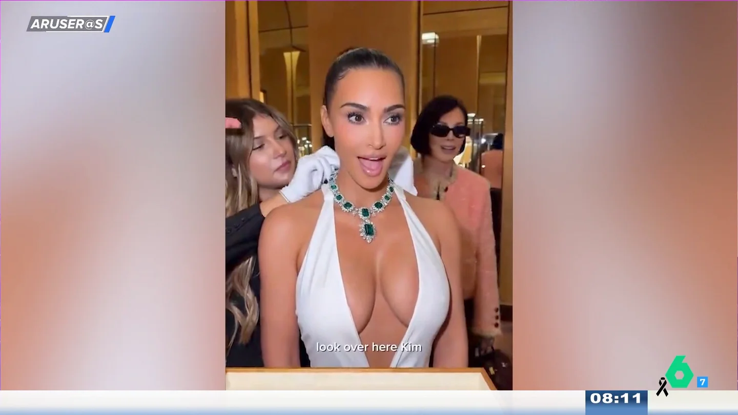 Kim Kardashian se prueba un collar de Bvlgary que perteneció a Elizabeth Taylor: "Cuesta 6,1 millones de dólares" Kim Kardashian se prueba un collar de Bvlgary que perteneció a Elizabeth Taylor: "Cuesta 6,1 millones de dólares"
