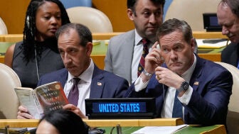 A la derecha, el embajador de EEUU ante la ONU, Michael Waltz.