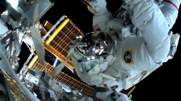 Los astronautas Anil Menon y Joshua Kutryk en su caminata espacial Los astronautas Anil Menon y Joshua Kutryk en su caminata espacial