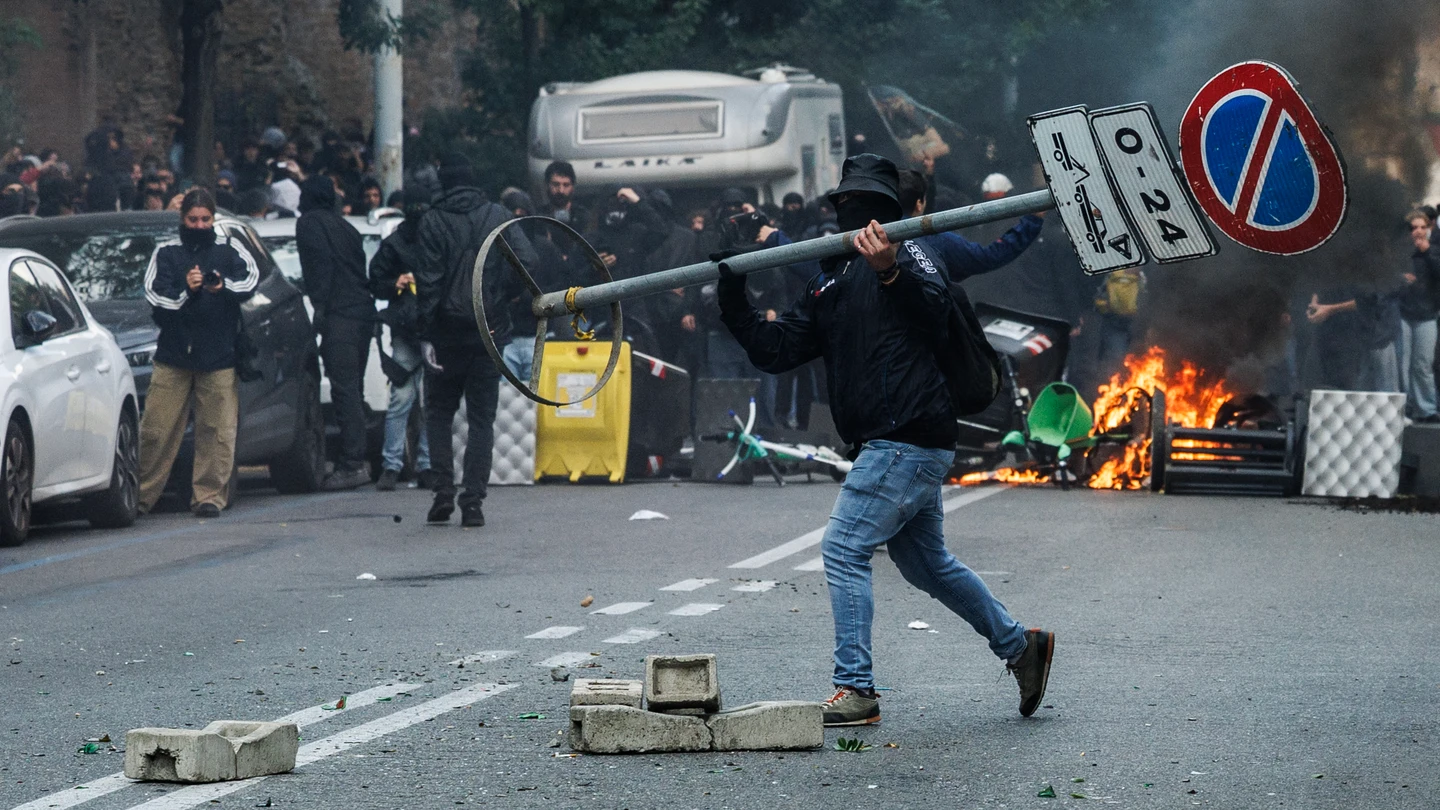 Protestas en Roma contra el gobierno de Giorgia Meloni. Protestas en Roma contra el gobierno de Giorgia Meloni.