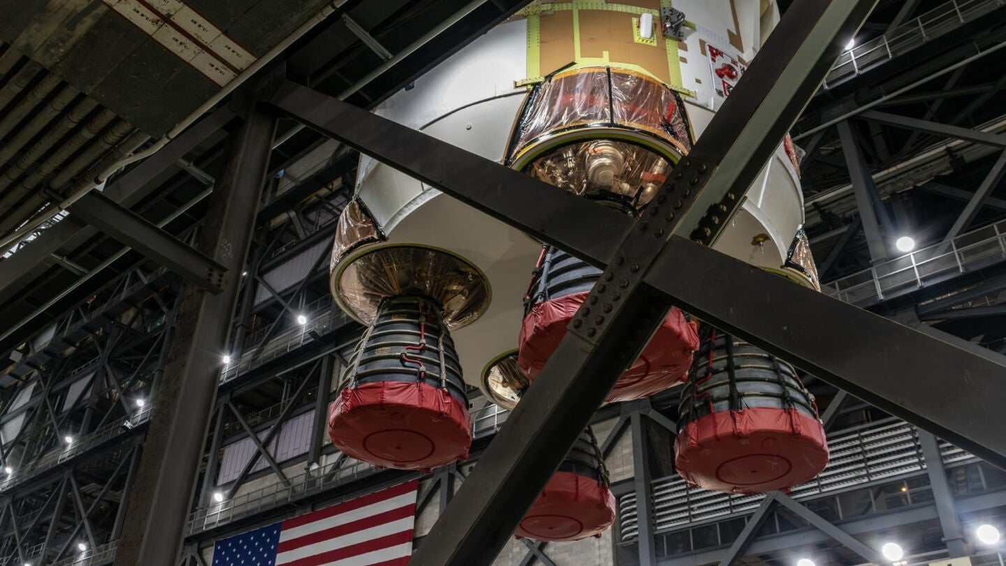 La etapa central del SLS Artemis III se une a los propulsores en Kennedy