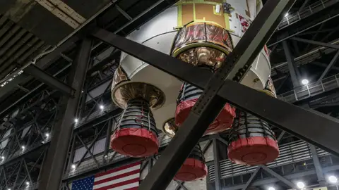 La etapa central del SLS Artemis III se une a los propulsores en Kennedy La etapa central del SLS Artemis III se une a los propulsores en Kennedy