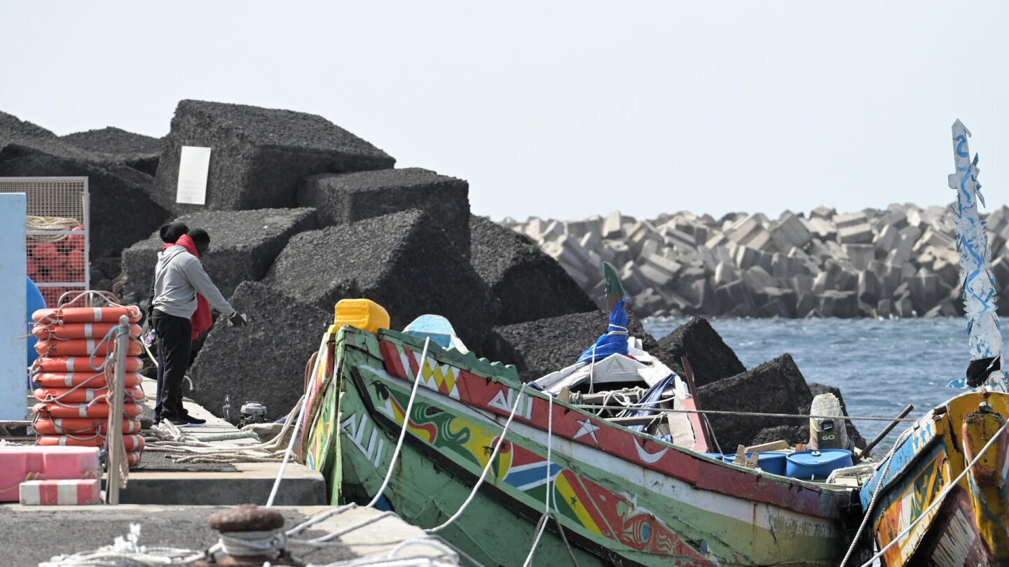 Un cayuco llegado recientemente a La Restinga, en la isla de El Hierro.
