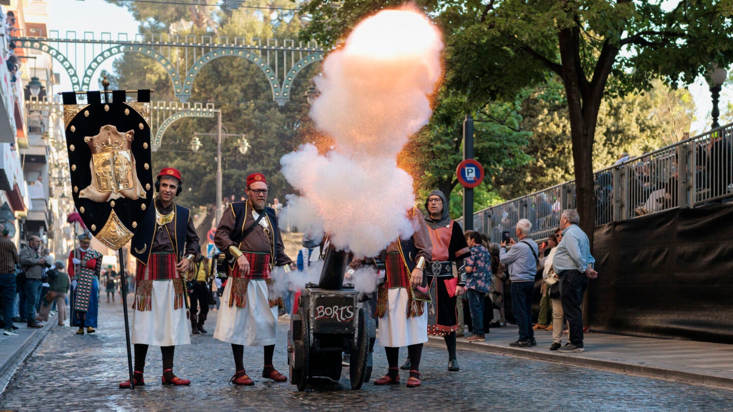 Bereberes de Cocentaina Borts Explosi&oacute;n de ca&ntilde;&oacute;n durante el 750&ordm; aniversario de San Jorge en Alcoy