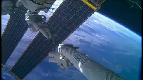 El paseo espacial de los astronautas Anil Menon y Joshua Kutryk El paseo espacial de los astronautas Anil Menon y Joshua Kutryk