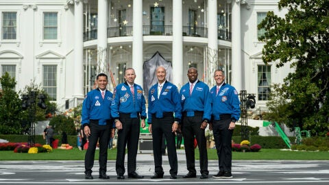 El administrador de la NASA, Jared Isaacman, junto a la tripulación de Artemis III, Andre Douglas, Luca Parmitano, Randy Bresnik y Frank Rubio