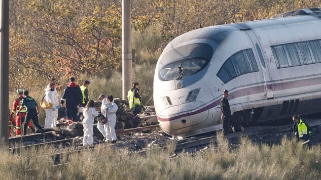 Varias personas de las fuerzas de seguridad la UME y los bomberos trabajan este jueves en la cabecera del convoy del tren Ave de Renfe que colision&oacute; con un tren Iryo ayer en Urda (Toledo).