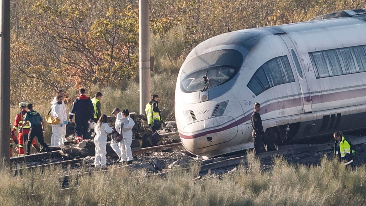 Varias personas de las fuerzas de seguridad la UME y los bomberos trabajan este jueves en la cabecera del convoy del tren Ave de Renfe que colision&oacute; con un tren Iryo ayer en Urda (Toledo).