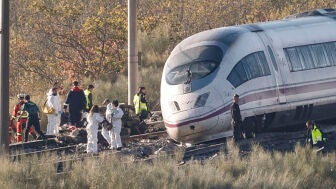 Varias personas de las fuerzas de seguridad la UME y los bomberos trabajan este jueves en la cabecera del convoy del tren Ave de Renfe que colision&oacute; con un tren Iryo ayer en Urda (Toledo).