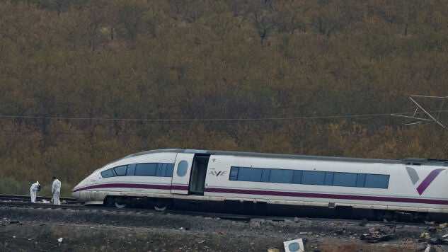 Investigadores trabajan en el lugar del accidente donde dos trenes de alta velocidad colisionaron entre las localidades de Mora y Orgaz, en Urda.