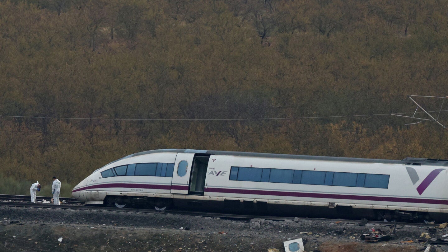 Investigadores trabajan en el lugar del accidente donde dos trenes de alta velocidad colisionaron entre las localidades de Mora y Orgaz, en Urda.
