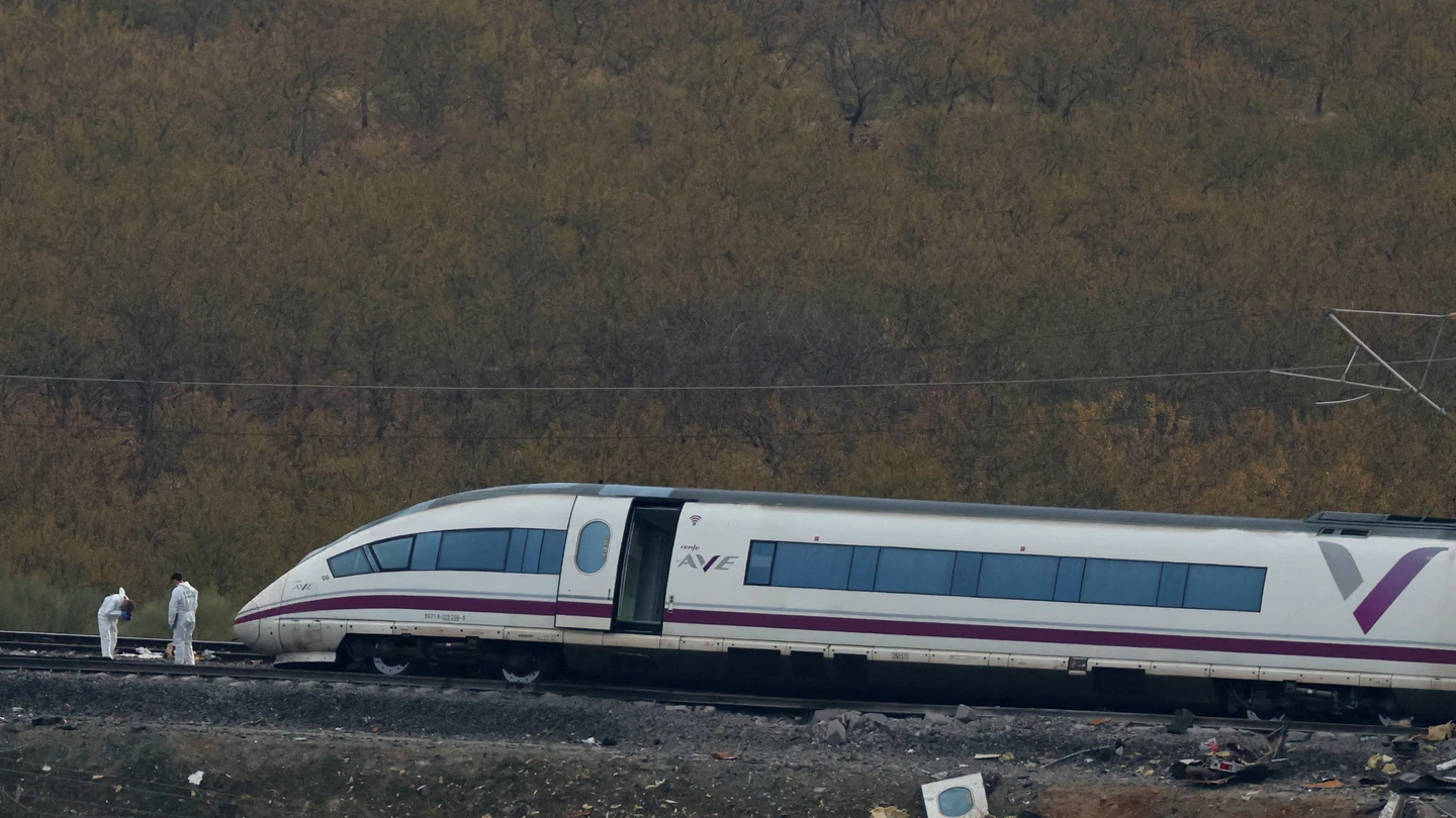 Investigadores trabajan en el lugar del accidente donde dos trenes de alta velocidad colisionaron entre las localidades de Mora y Orgaz, en Urda. Investigadores trabajan en el lugar del accidente donde dos trenes de alta velocidad colisionaron entre las localidades de Mora y Orgaz, en Urda.
