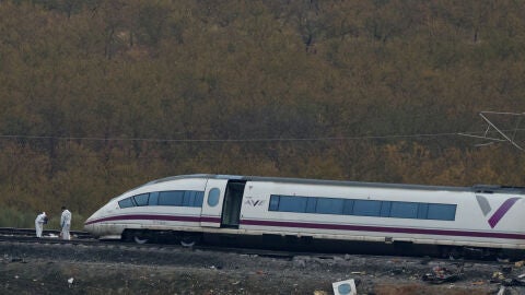 Investigadores trabajan en el lugar del accidente donde dos trenes de alta velocidad colisionaron entre las localidades de Mora y Orgaz, en Urda.