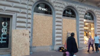 Un comercio, con el escaparate tapiado