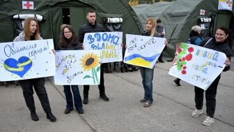 Los residentes de Oleshki cruzan la frontera tras culminar con &eacute;xito la operaci&oacute;n humanitaria mediada por EEUU