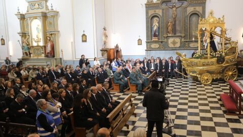 Numerosas personas durante una misa funeral por los fallecidos en el accidente ferroviario en Urda, Toledo.