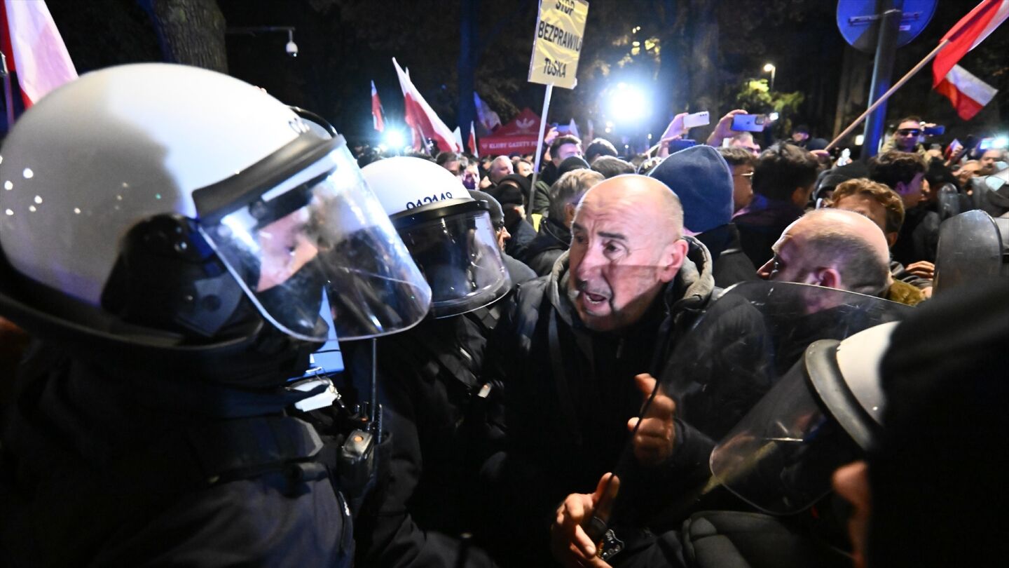 Tensi&oacute;n frente al Tribunal Constitucional polaco