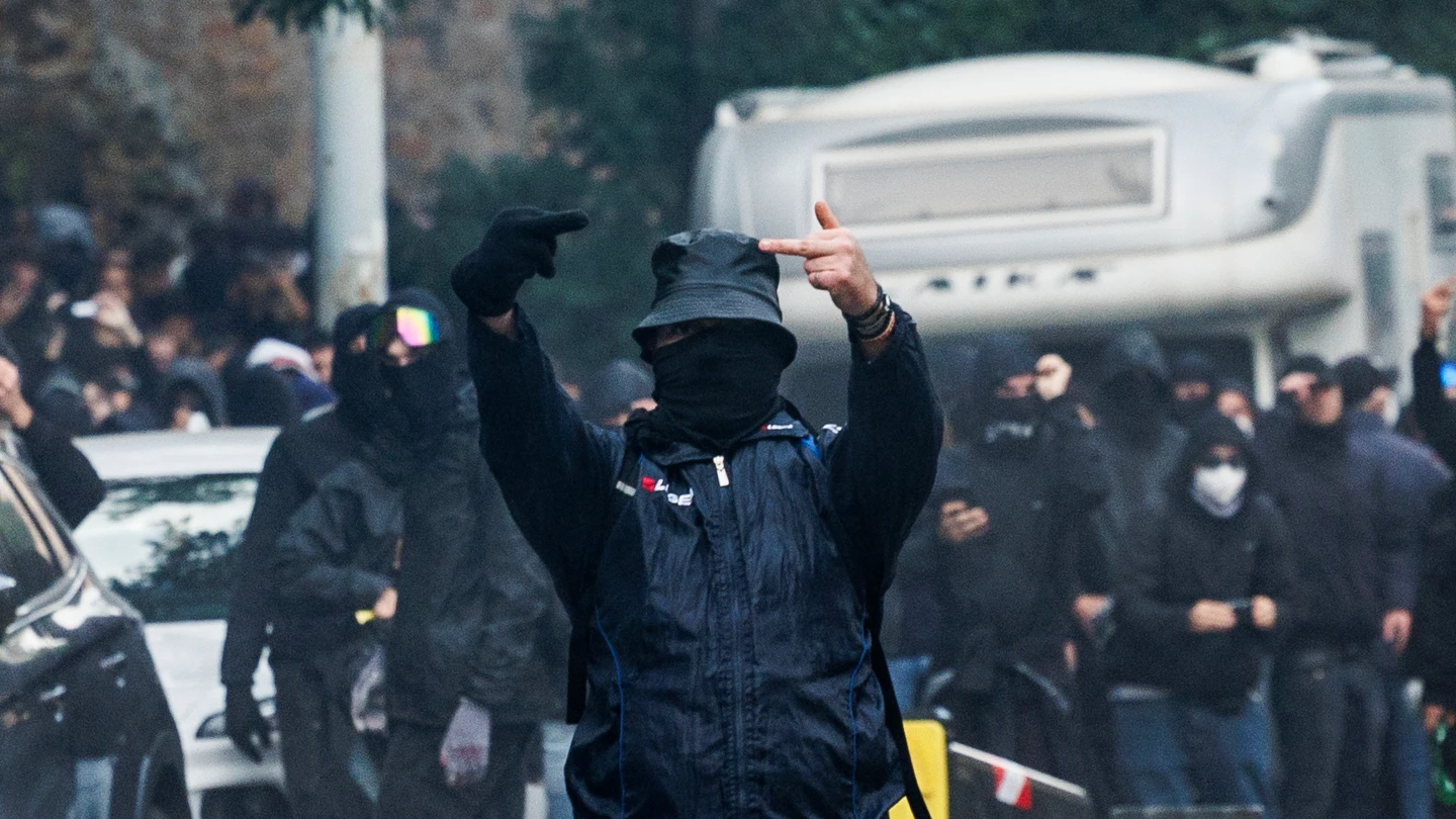 La Policia italiana realiza 60 registros en 23 ciudades tras las protestas: buscan a quienes incitaron a la violencia. La Policia italiana realiza 60 registros en 23 ciudades tras las protestas: buscan a quienes incitaron a la violencia.