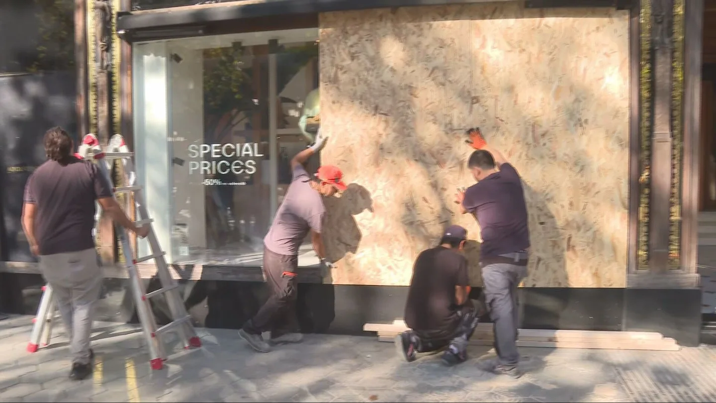 Los comercios de Barcelona, en vilo ante las convocatorias de Blocus: "Nos han dicho cómo actuar si tenemos clientes, cómo protegernos y protegerlos a ellos" Los comercios de Barcelona, en vilo ante las convocatorias de Blocus: "Nos han dicho cómo actuar si tenemos clientes, cómo protegernos y protegerlos a ellos"