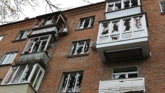 Edificio da&ntilde;ado en la guerra entre Rusia y Ucrania